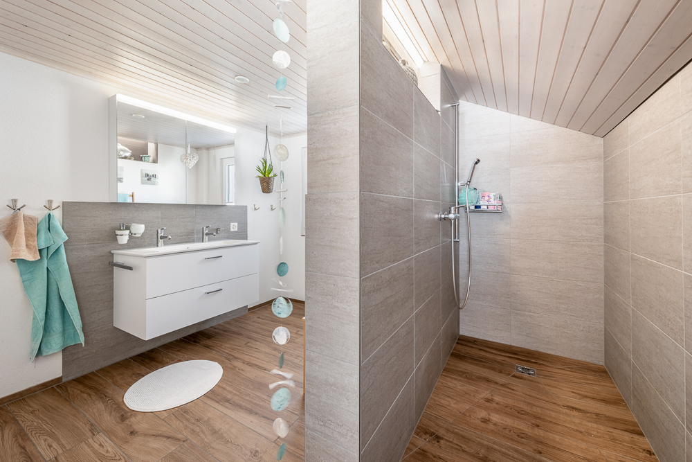 Modernes Badezimmer mit großer begehbarer Dusche