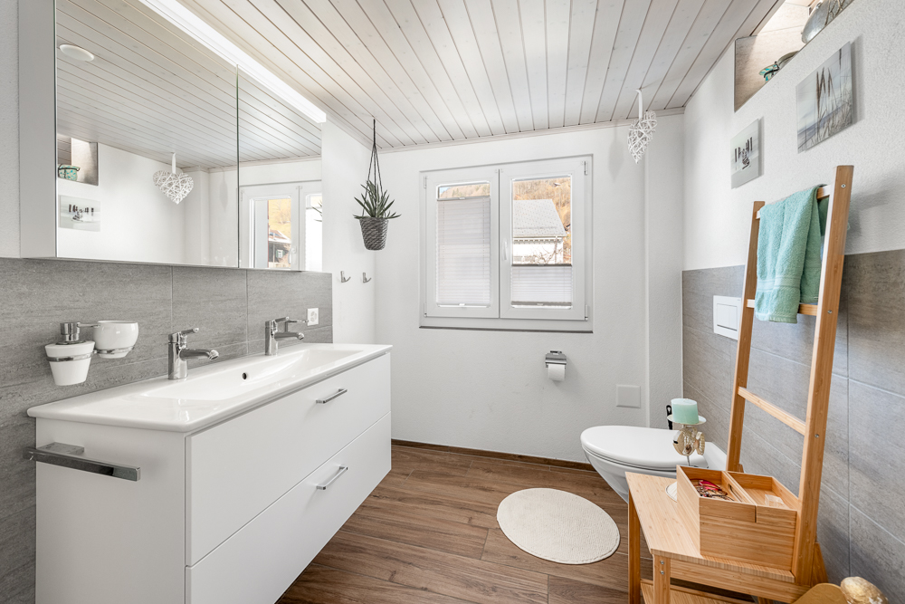 Modernes Badezimmer mit Doppelwaschtisch und Fenster
