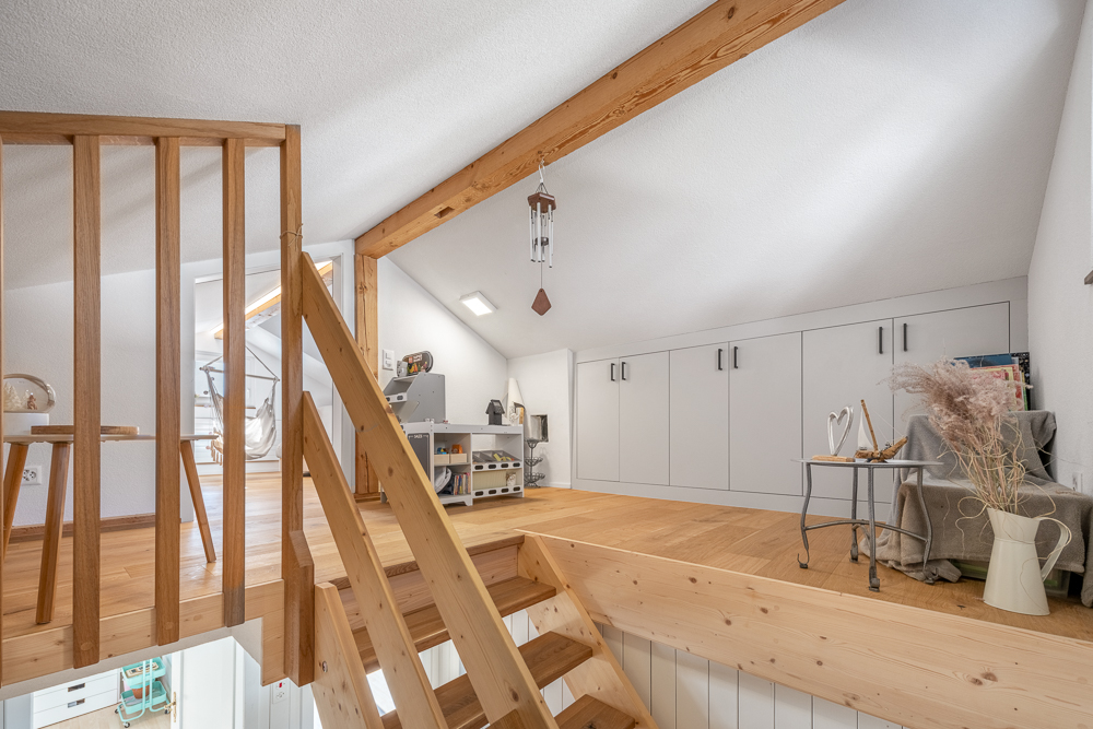 Ausgebauter Dachboden mit Galerie und Treppe