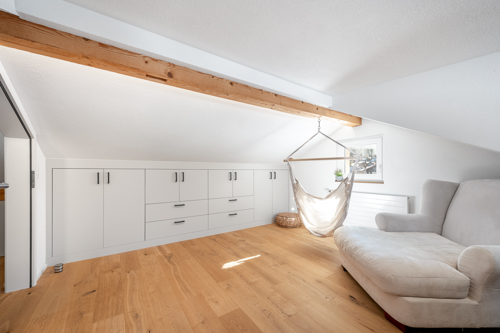 Dachzimmer mit Einbauschränken