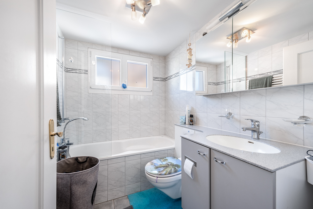 Helles Badezimmer mit Wanne und Waschtisch