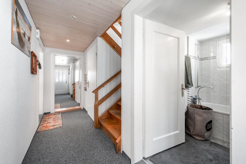 Flur mit Treppe und offenem Badzugang