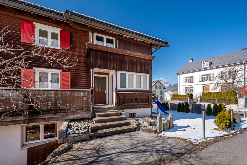 Alpines Wohnhaus mit Garten und Schnee