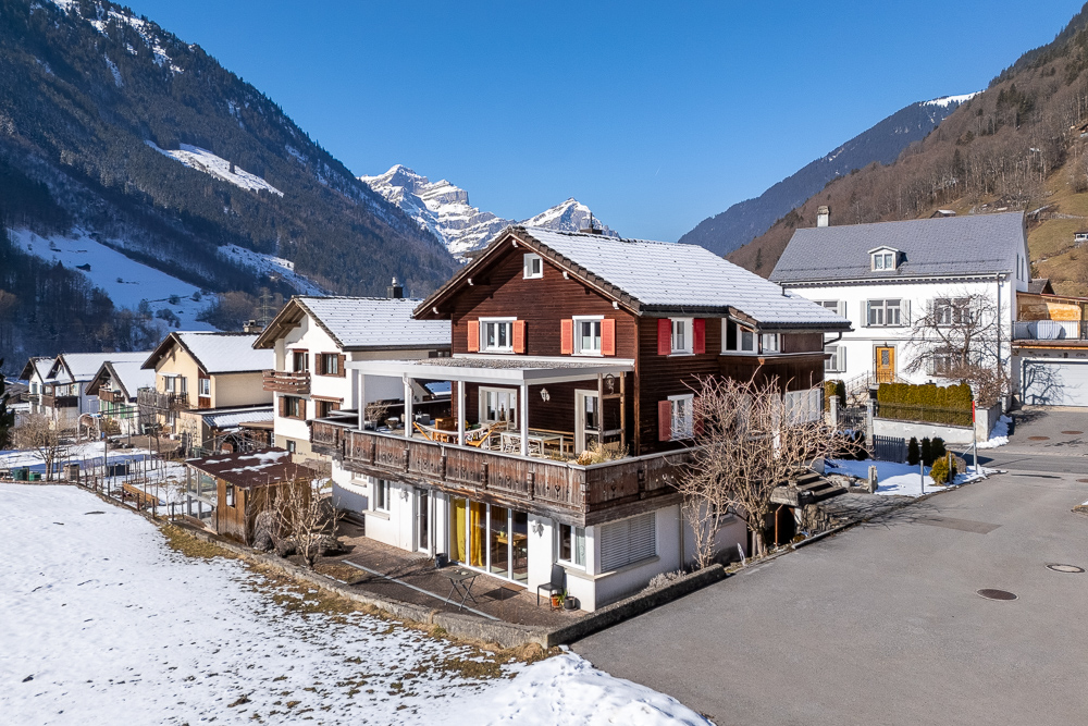 Alpenhaus mit Bergpanorama im Winter