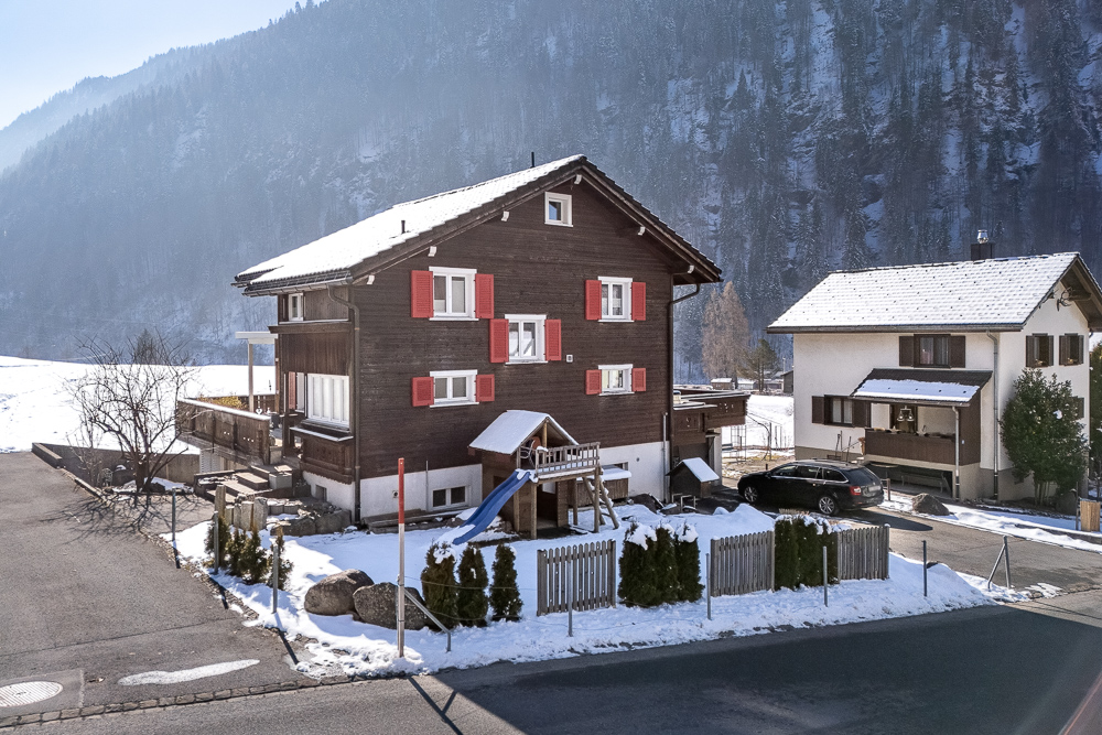 Winterliche Außenansicht eines Chalets mit zwei Wohnhäusern