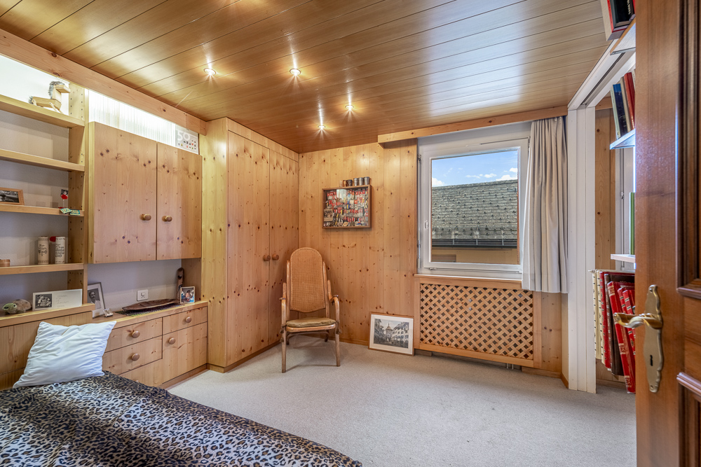 Gemütliches Holzschlafzimmer mit Einbaumöbeln