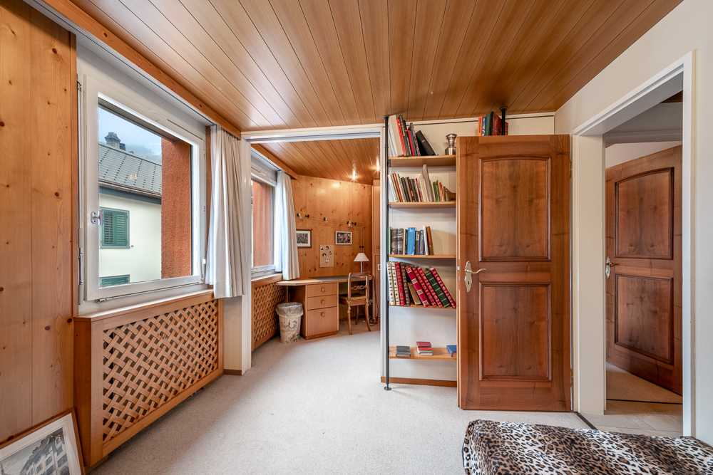 Holzvertächter Raum mit Schreibtisch und Bücherregal