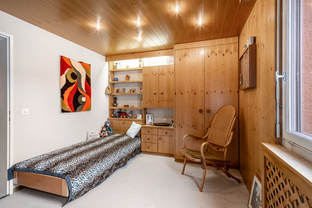 Kleines Holzschlafzimmer mit Einzelbett