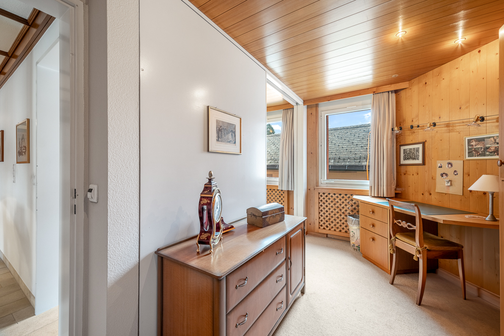 Arbeitszimmer mit Holzvertäfelung