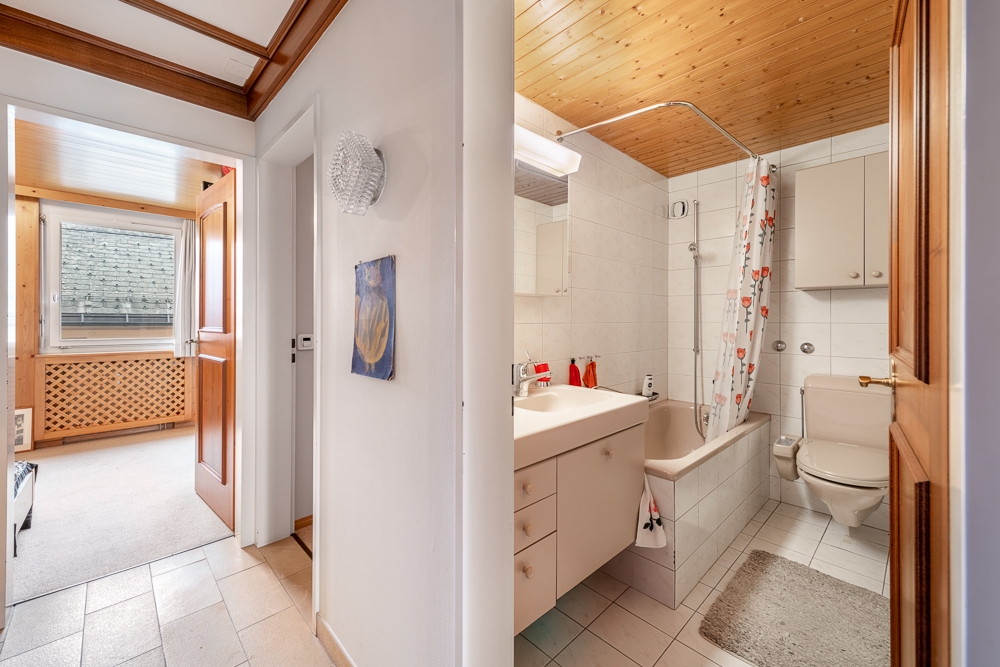 Badezimmer mit angrenzendem Flur