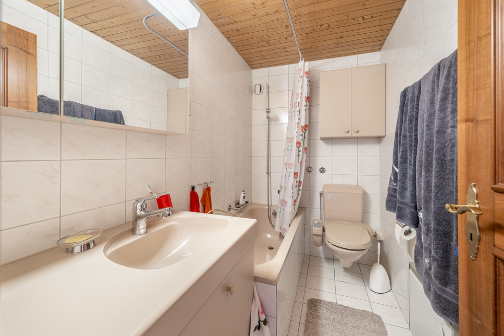 Kleines Badezimmer mit Badewanne und WC