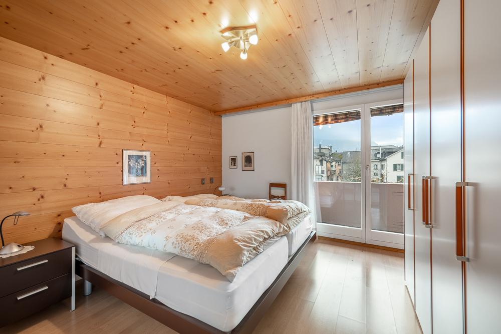 Helles Schlafzimmer mit Holzverkleidung