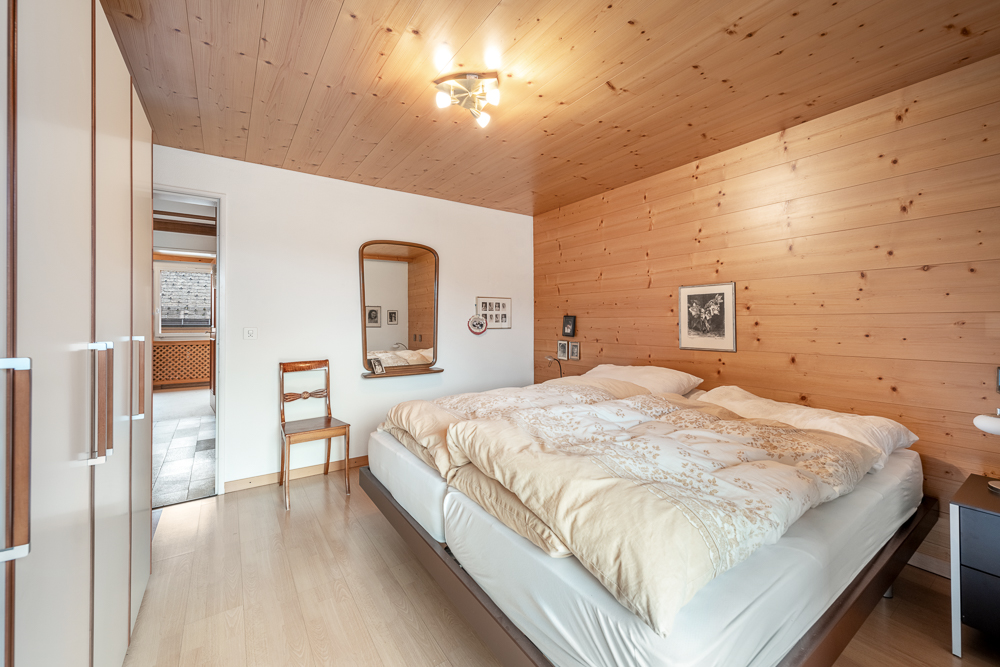 Gemütliches Schlafzimmer mit Holzverkleidung