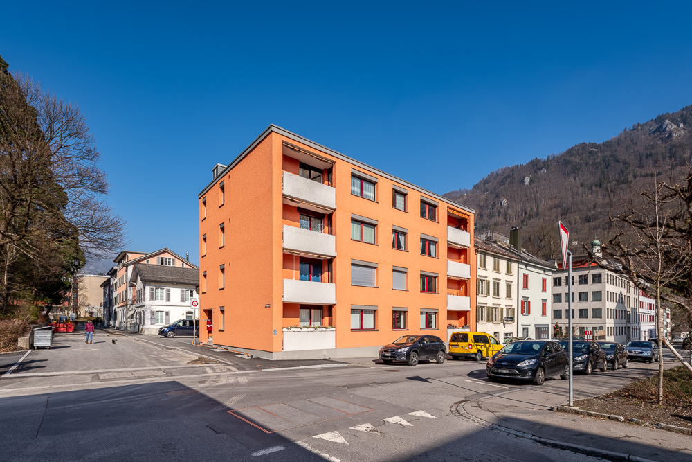 Mehrfamilienhaus an Straßenkreuzung