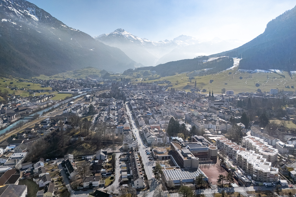 Panoramablick auf eine Stadt im alpinen Tal