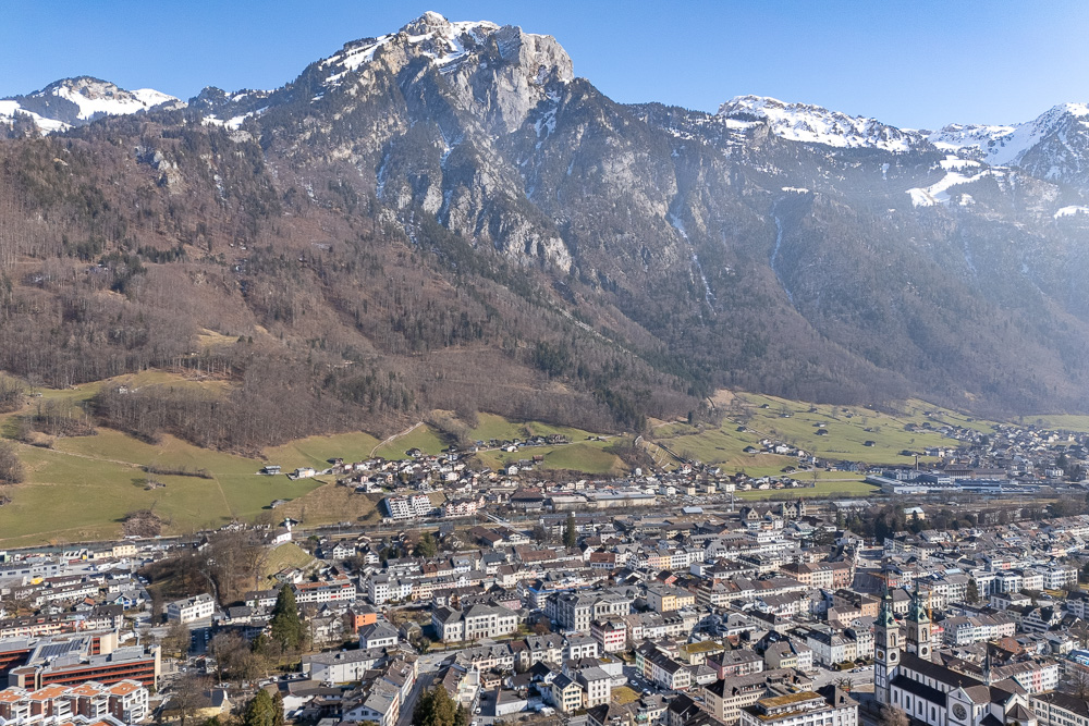 Stadt mit Alpenpanorama