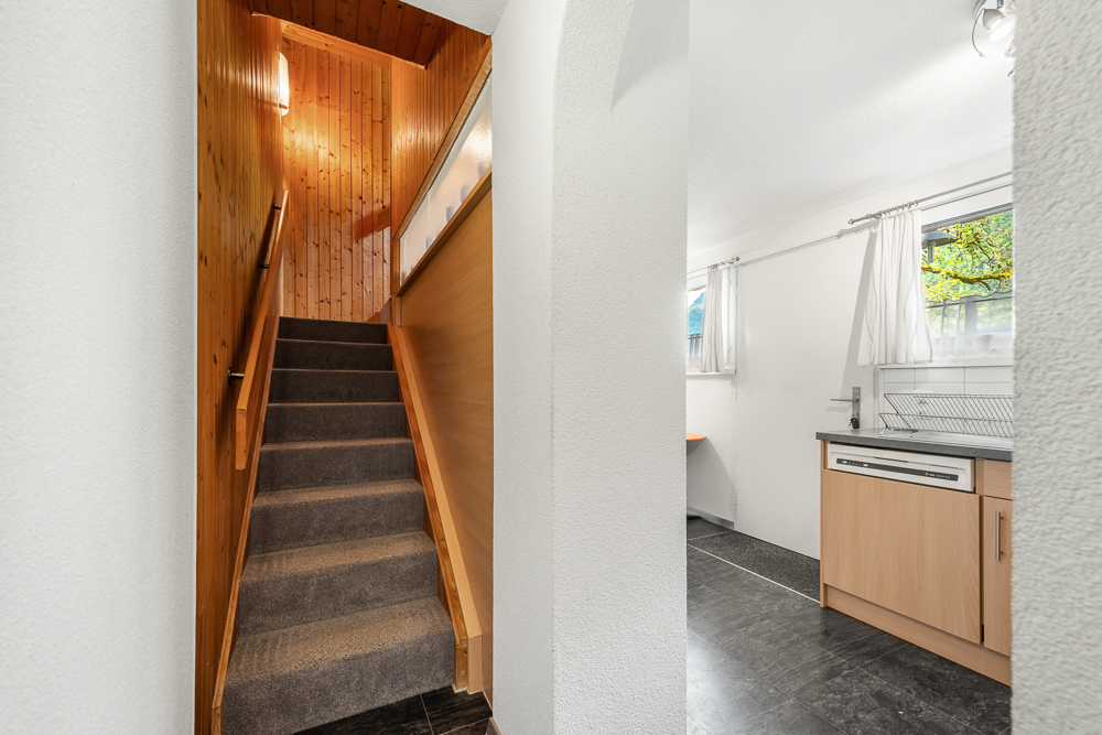 Treppenhaus und Küchenbereich im Erdgeschoss