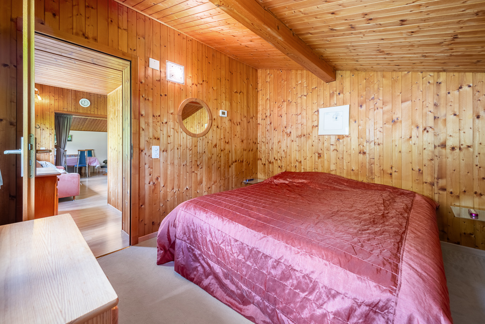 Holzvertäuschtes Schlafzimmer