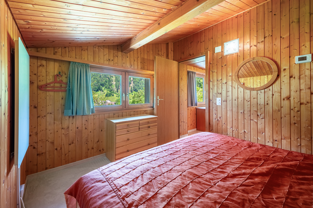 Holzvertäuschtes Schlafzimmer mit Bergblick