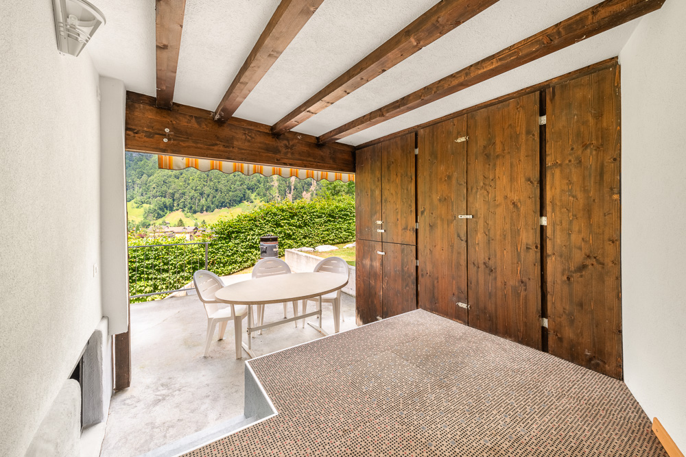 Überdachte Terrasse mit Holzdetails