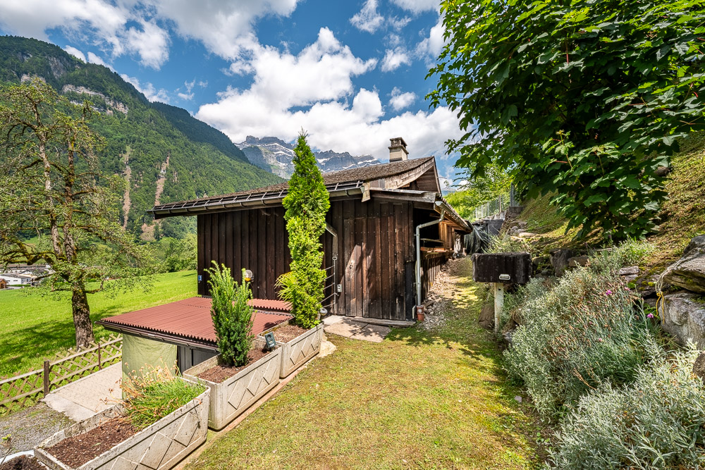 Alpenhütte mit Garten und Bergblick