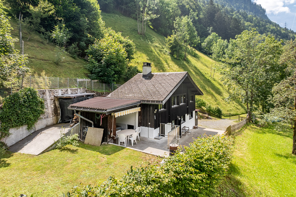 Berghaus mit Terrasse in grüner Hanglage