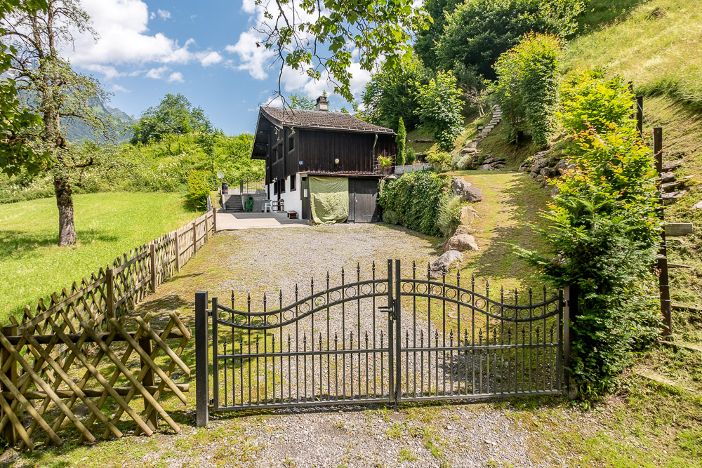Ländliches Haus mit Zufahrt und Hanggrundstück