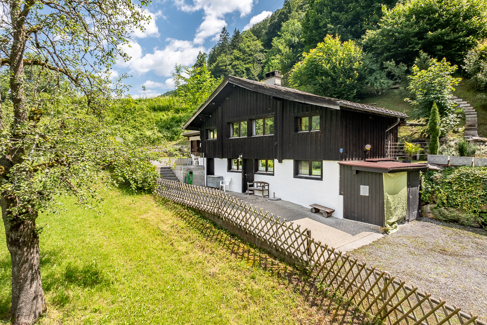 Berghaus mit dunkler Holzfassade
