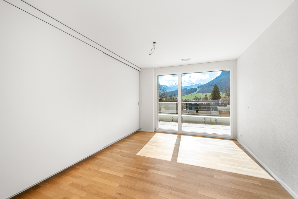 Heller, leerer Wohnraum mit Balkonblick