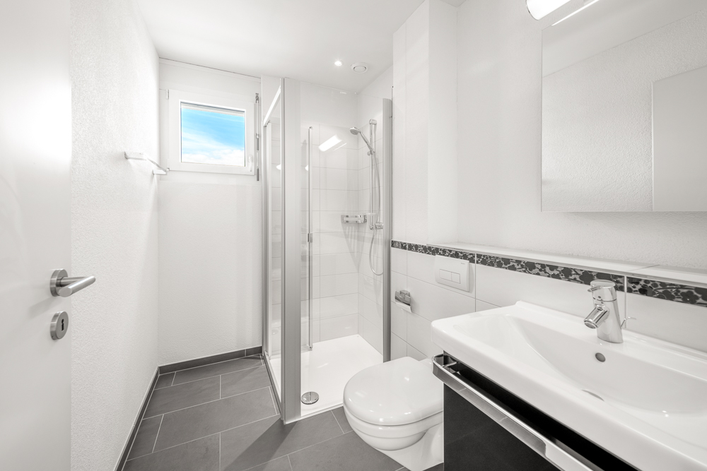 Modernes kleines Badezimmer