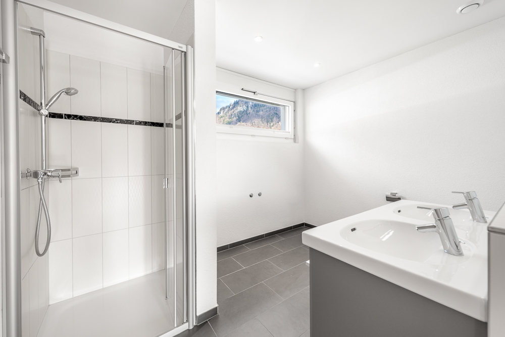 Modernes Badezimmer mit Dusche und Doppelwaschbecken