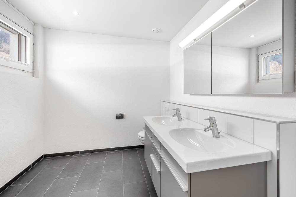 Modernes Badezimmer mit Doppelwaschtisch