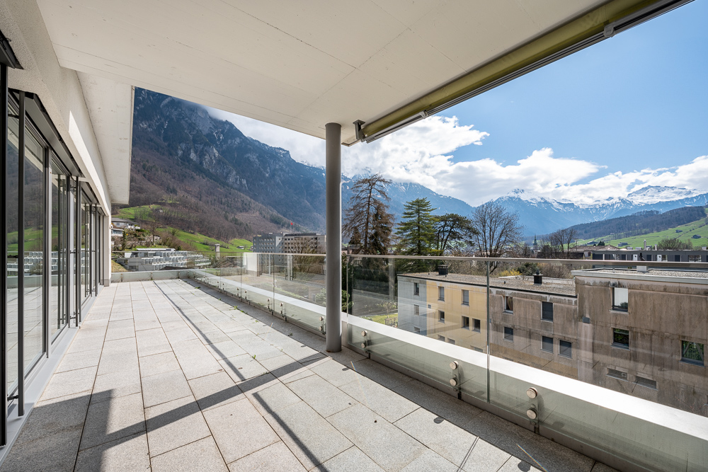 Großzügige Terrasse mit Bergblick