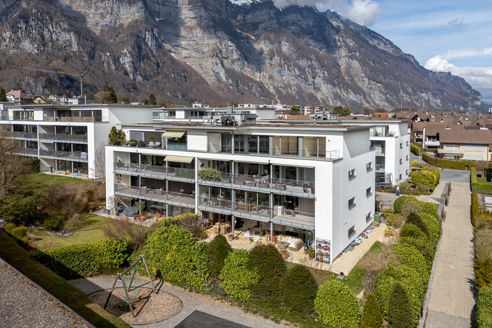 Moderne Wohnanlage mit Bergkulisse