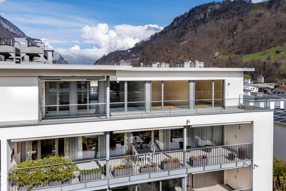 Modernes Mehrfamilienhaus mit Balkonen in alpiner Lage