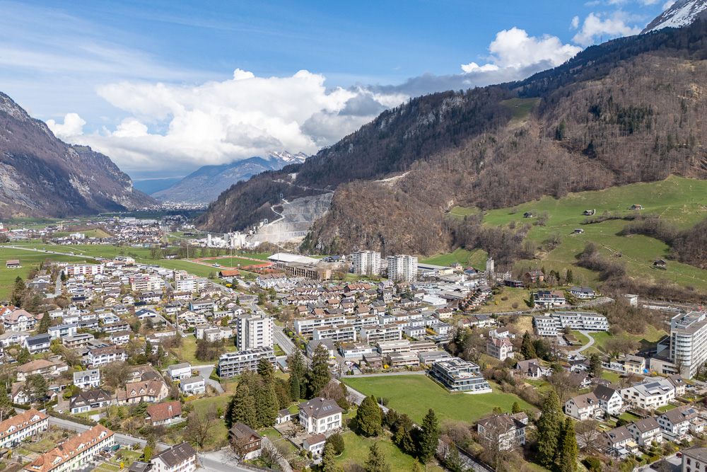 Blick über eine Talstadt in den Alpen