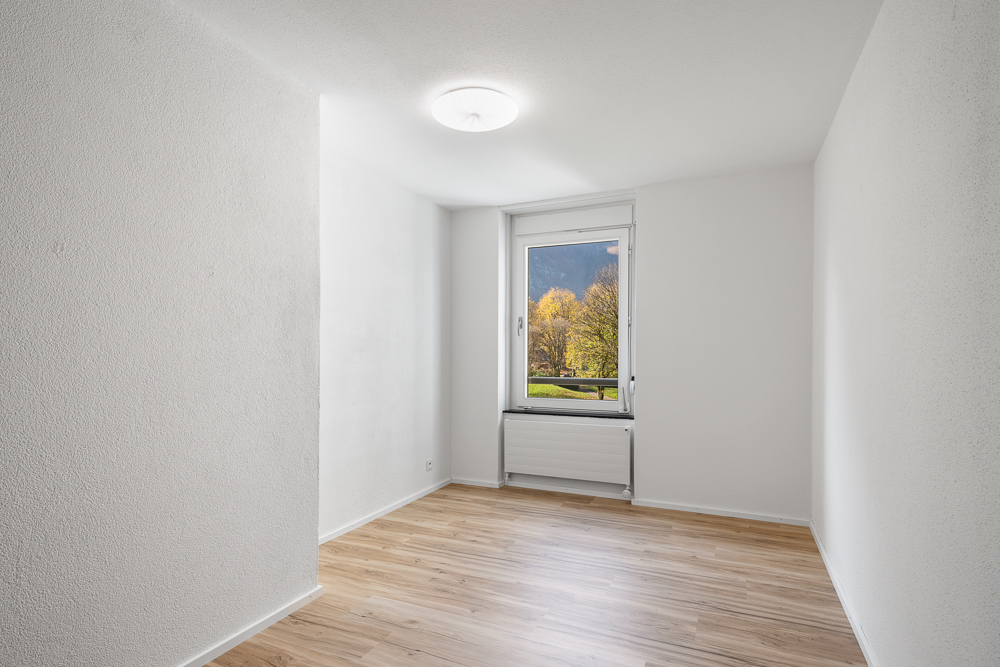 Heller, leerer Raum mit Fenster