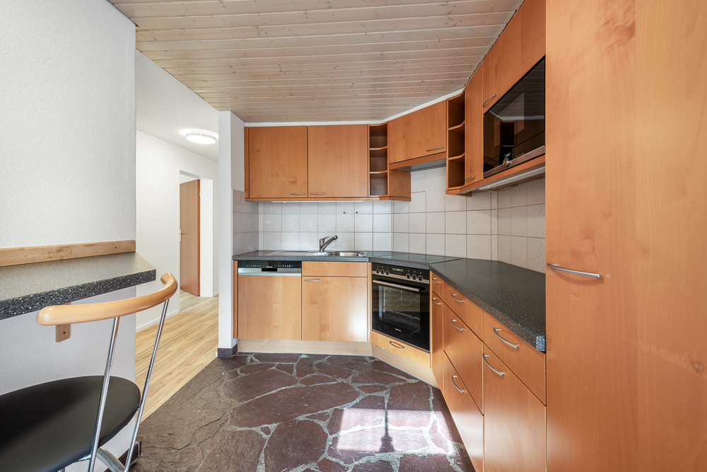 Kompakte Einbauküche mit Holzfronten