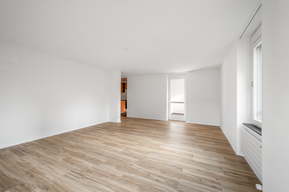 Heller leerer Wohnraum mit Holzboden