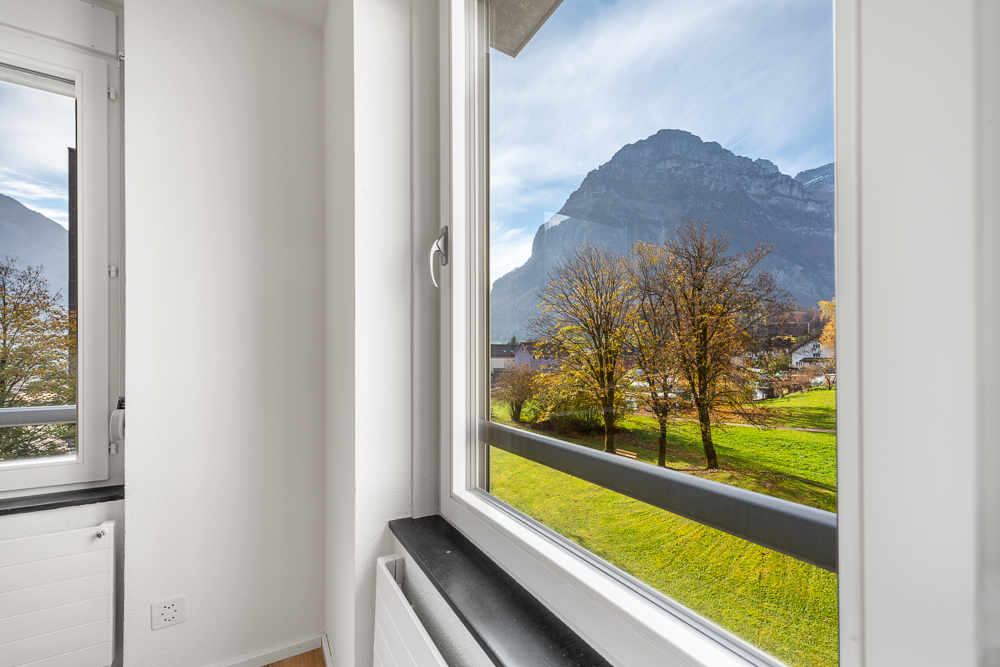 Fensterblick mit Bergpanorama
