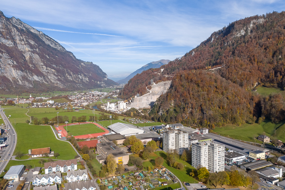 Alpenpanorama mit Tal, Siedlung und Bergen