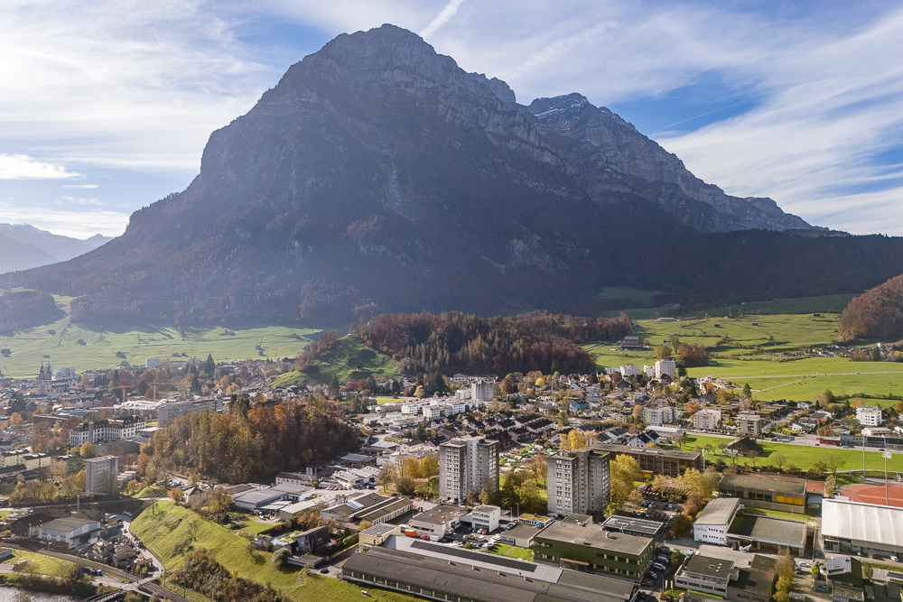 Bergpanorama über einer Stadt im Tal