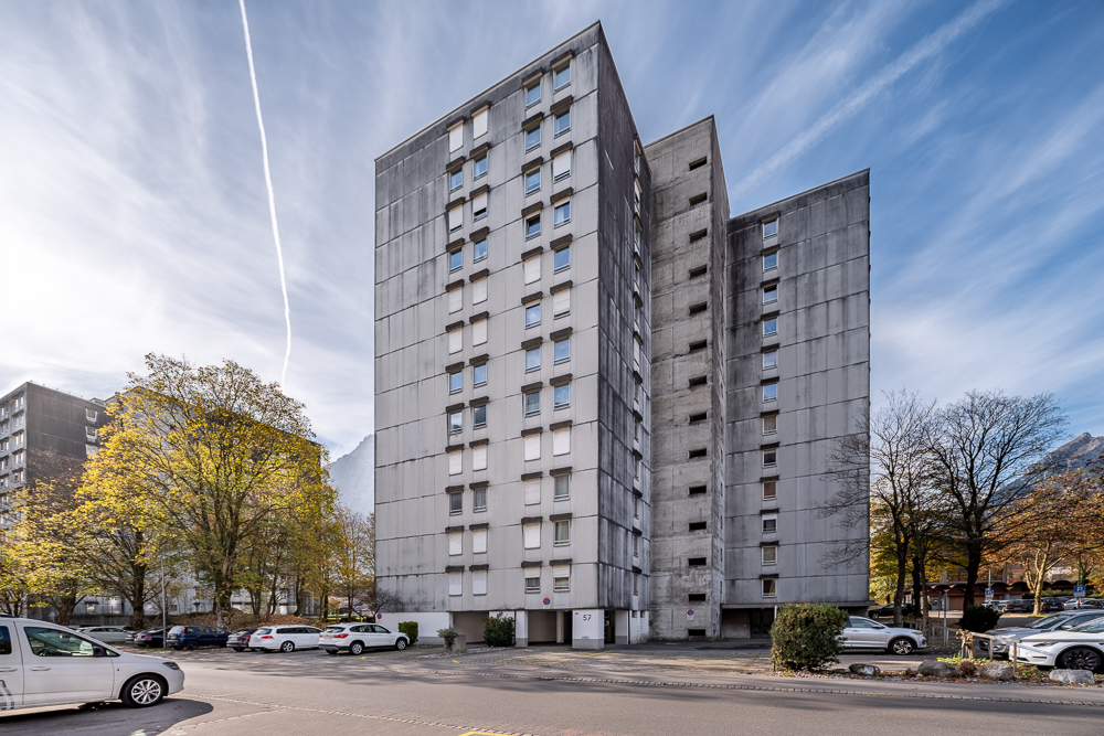 Wohnhochhaus mit Betonfassade