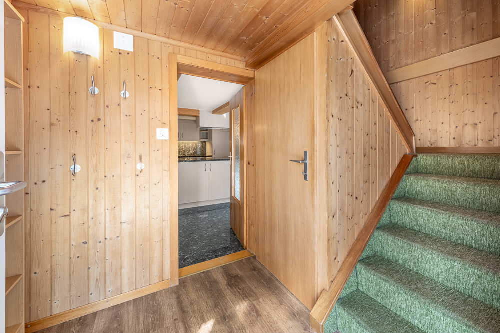 Treppenhaus mit Holzverkleidung