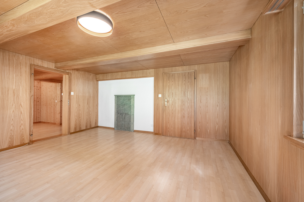 Holzvertäfelter Raum mit Kaminöffnung