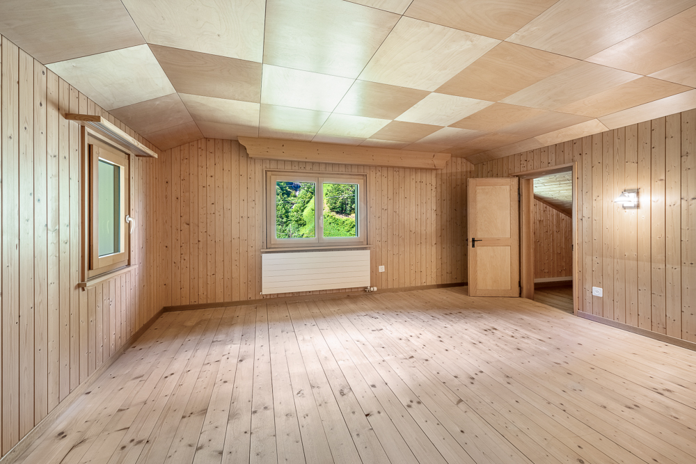 Holzvertäfelter leerer Raum mit Fenstern
