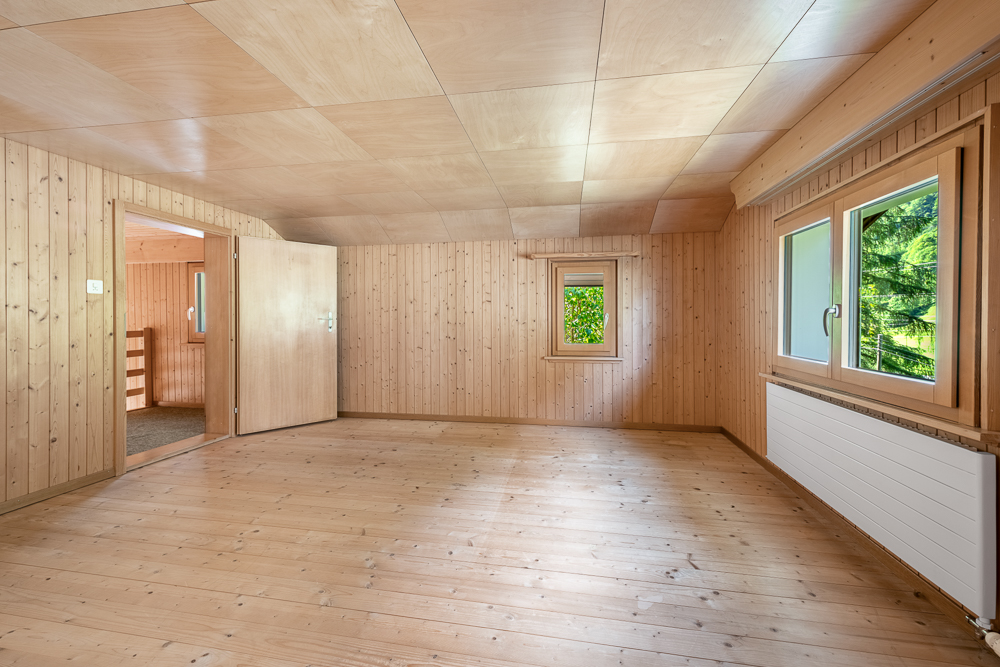 Holzvertächter Raum mit zwei Fenstern