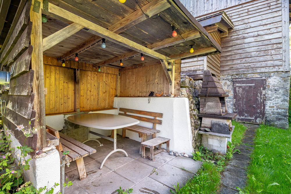 Überdachter Außen-Sitzplatz mit Grill