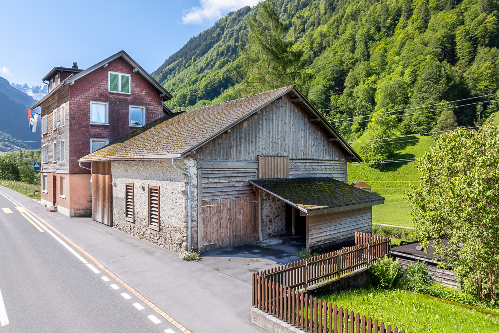 Alpines Gehöft an einer Bergstraße