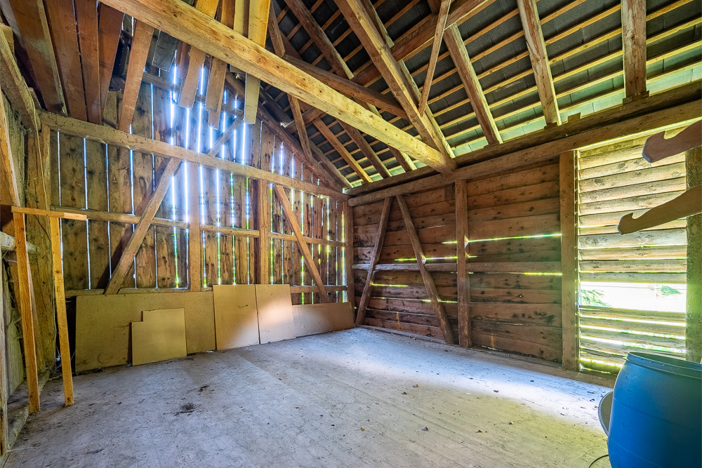 Rustikaler Holzschuppen mit Innenansicht
